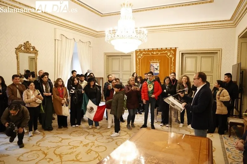 El concejal de Participación Social y Voluntariado, Roberto Martín, recibe a las personas participantes en el 39 Encuentro de Jóvenes Investigadores del Instituto de Investigaciones Científicas y Ecológicas (INICE). Foto de David Sañudo