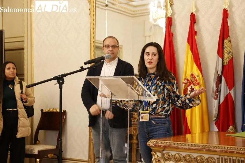 El concejal de Participación Social y Voluntariado, Roberto Martín, recibe a las personas participantes en el 39 Encuentro de Jóvenes Investigadores del Instituto de Investigaciones Científicas y Ecológicas (INICE). Foto de David Sañudo