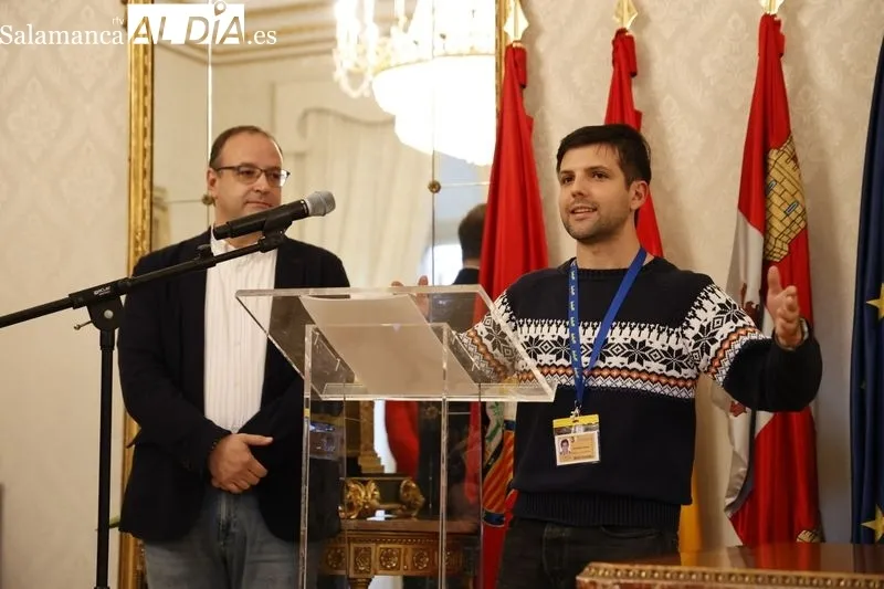 El concejal de Participación Social y Voluntariado, Roberto Martín, recibe a las personas participantes en el 39 Encuentro de Jóvenes Investigadores del Instituto de Investigaciones Científicas y Ecológicas (INICE). Foto de David Sañudo