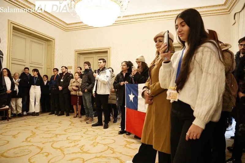 El concejal de Participación Social y Voluntariado, Roberto Martín, recibe a las personas participantes en el 39 Encuentro de Jóvenes Investigadores del Instituto de Investigaciones Científicas y Ecológicas (INICE). Foto de David Sañudo