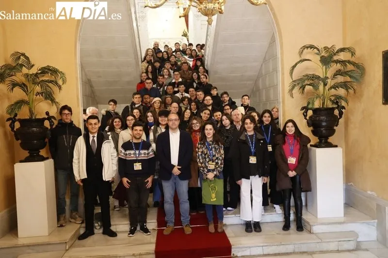 El concejal de Participación Social y Voluntariado, Roberto Martín, recibe a las personas participantes en el 39 Encuentro de Jóvenes Investigadores del Instituto de Investigaciones Científicas y Ecológicas (INICE). Foto de David Sañudo