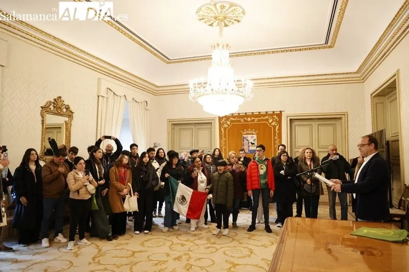 El concejal de Participación Social y Voluntariado, Roberto Martín, recibe a las personas participantes en el 39 Encuentro de Jóvenes Investigadores del Instituto de Investigaciones Científicas y Ecológicas (INICE). Foto de David Sañudo
