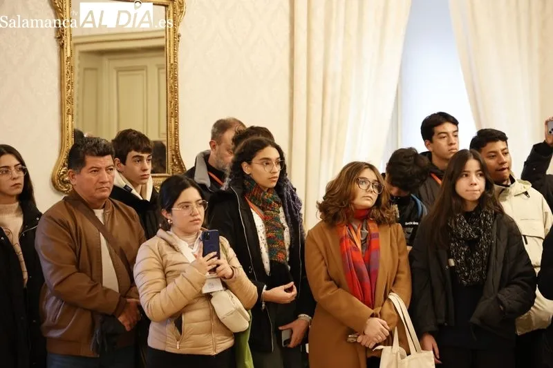 El concejal de Participación Social y Voluntariado, Roberto Martín, recibe a las personas participantes en el 39 Encuentro de Jóvenes Investigadores del Instituto de Investigaciones Científicas y Ecológicas (INICE). Foto de David Sañudo
