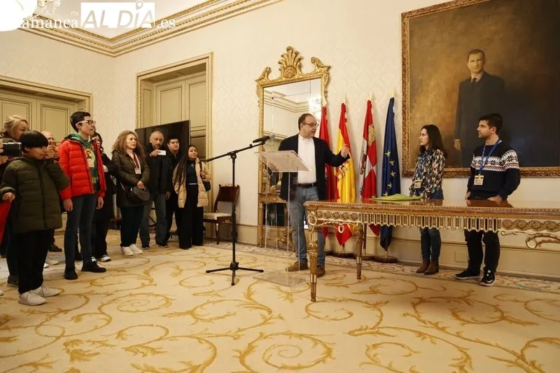 El concejal de Participación Social y Voluntariado, Roberto Martín, recibe a las personas participantes en el 39 Encuentro de Jóvenes Investigadores del Instituto de Investigaciones Científicas y Ecológicas (INICE). Foto de David Sañudo