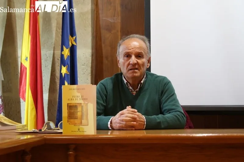 Foto 4 - Jes&uacute;s Mar&iacute;a Garc&iacute;a desgrana el primer documento jur&iacute;dico de la villa en &lsquo;Fuero de Alba de Tormes&rsquo;