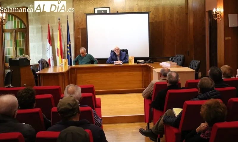 Foto 2 - Jes&uacute;s Mar&iacute;a Garc&iacute;a desgrana el primer documento jur&iacute;dico de la villa en &lsquo;Fuero de Alba de Tormes&rsquo;