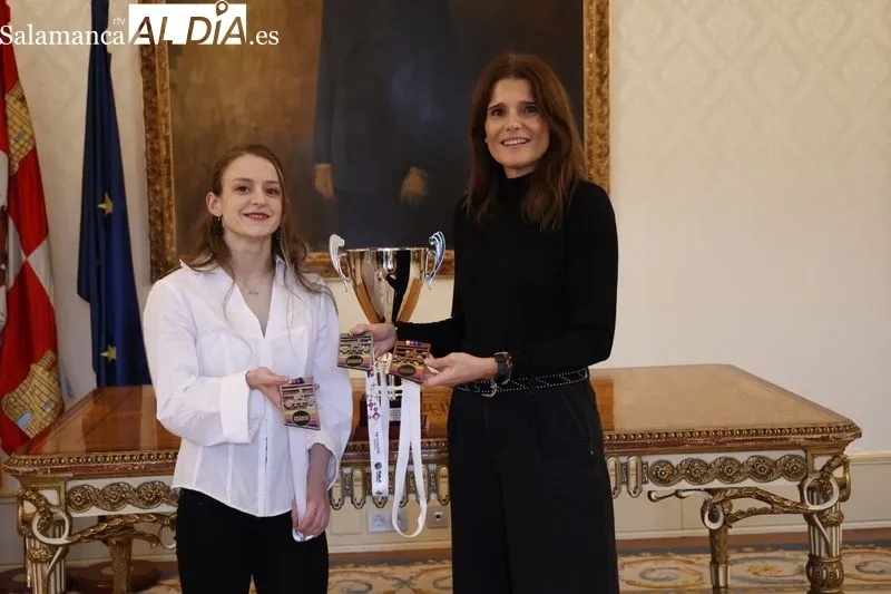 Recepción en el Ayuntamiento para homenajear a Marta García Rincón, subcampeona del mundo júnior de halterofilia. Foto de David Sañudo