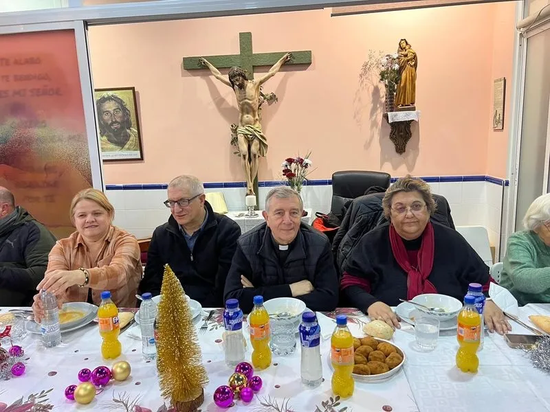 El obispo de Salamanca en la cena de Nochevieja del Comedor de los Pobres. Foto Diócesis de Salamanca