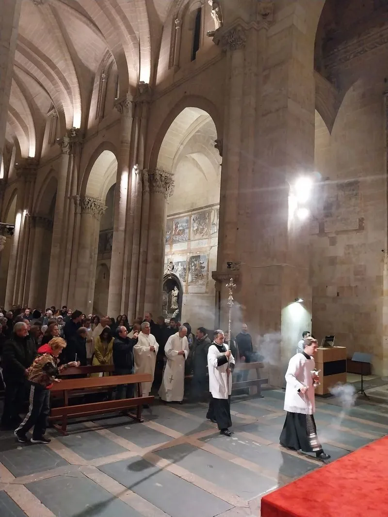 El obispo de Salamanca en la misa del gallo en la Catedral. Foto Diócesis de Salamanca