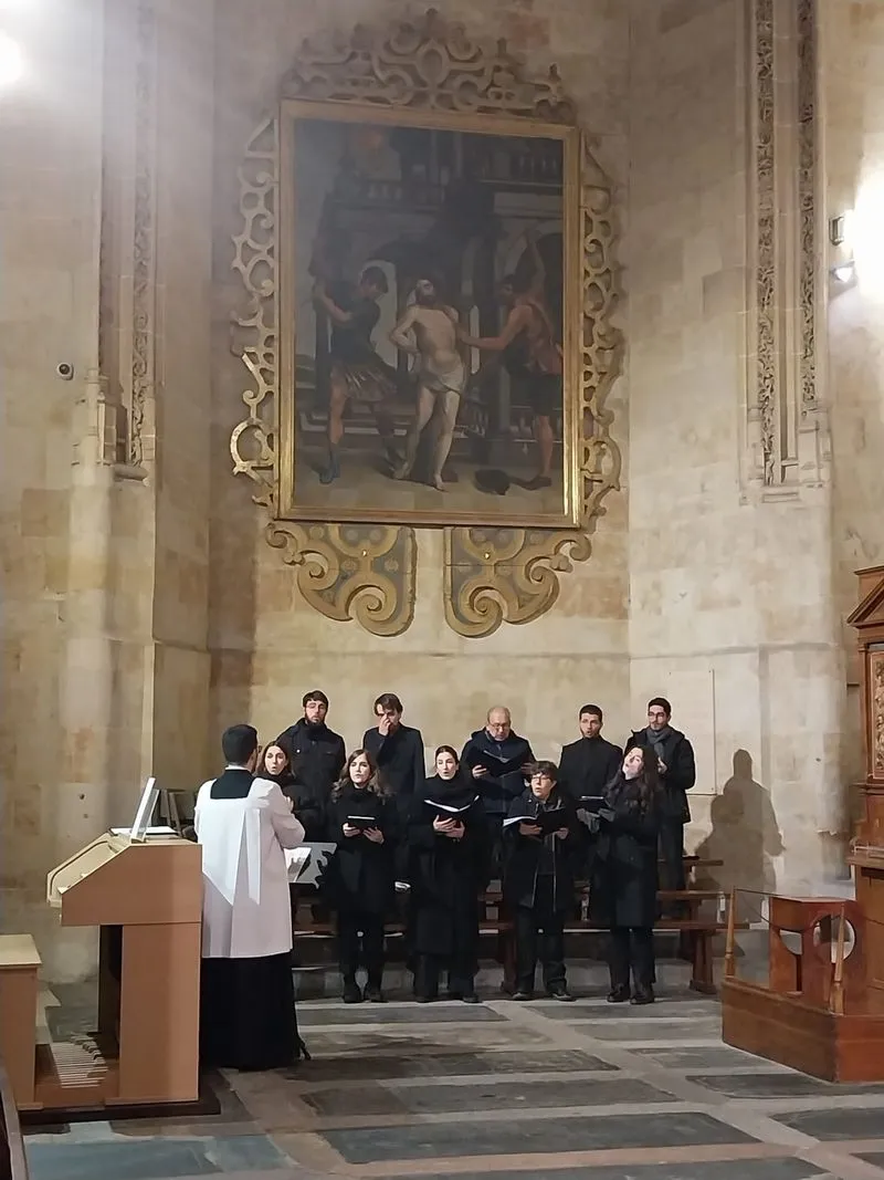 El obispo de Salamanca en la misa del gallo en la Catedral. Foto Diócesis de Salamanca
