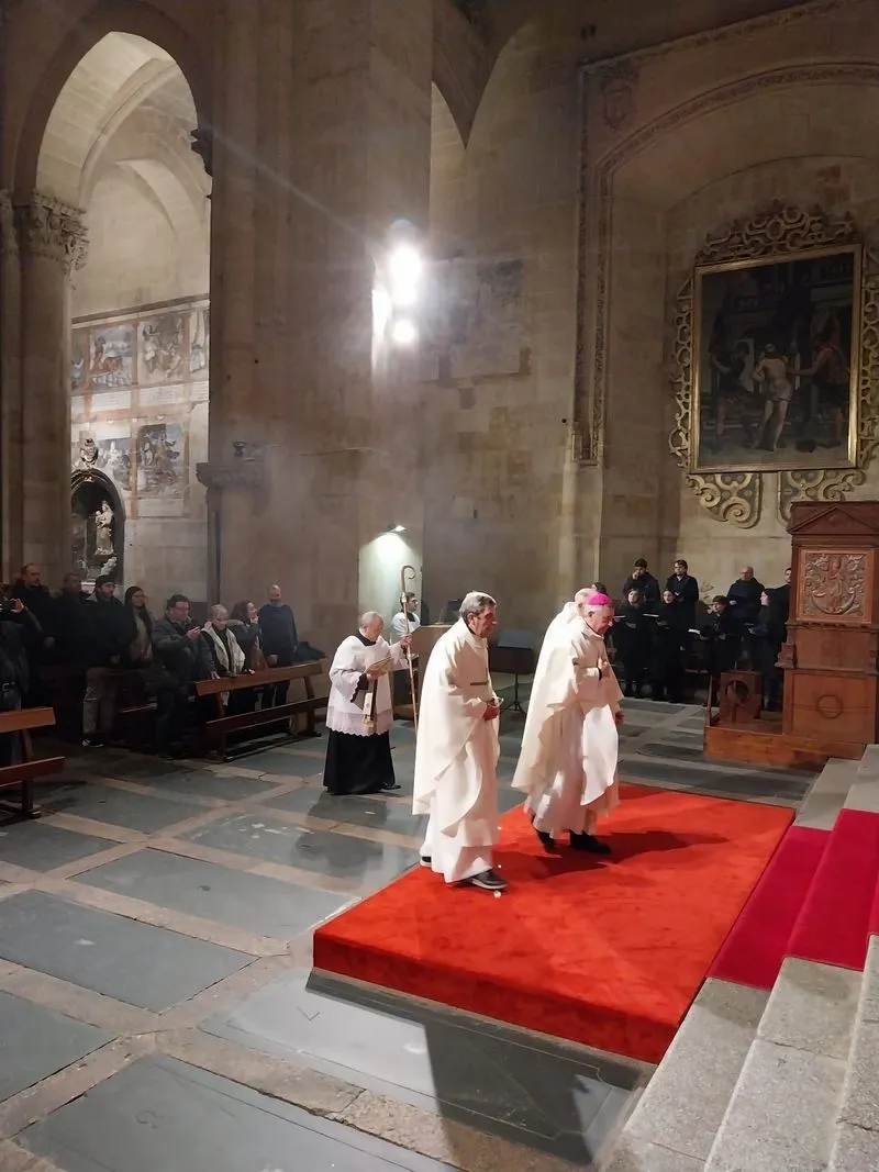 El obispo de Salamanca en la misa del gallo en la Catedral. Foto Diócesis de Salamanca