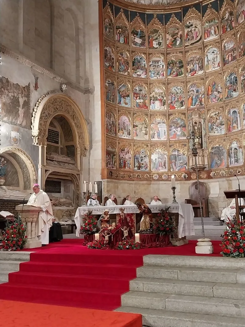 El obispo de Salamanca en la misa del gallo en la Catedral. Foto Diócesis de Salamanca