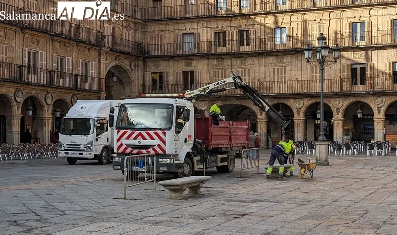 Desmontaje de bancos en la Plaza Mayor de Salamanca. Foto de David Sañudo