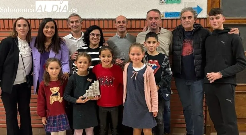 Un grupo de padres, alumnos y monitores acudieron a recoger el premio