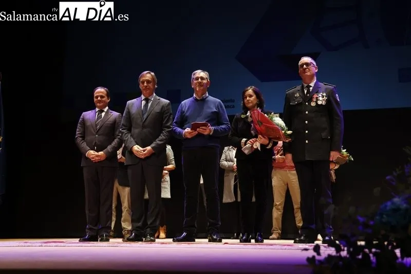Acto central del Día de la Policía Local en el Teatro Liceo. Foto de David Sañudo