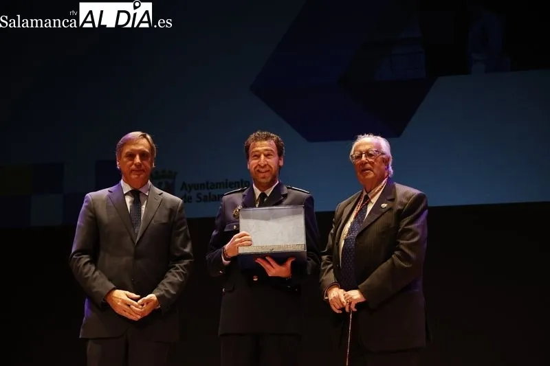 Acto central del Día de la Policía Local en el Teatro Liceo. Foto de David Sañudo