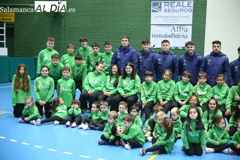Foto 4 - Las Escuelas Piensos Dur&aacute;n Albense se presentan en la tradicional gala de Navidad