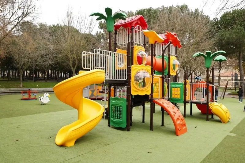 Nuevos juegos infantiles en el parque Picasso. Foto de David Sañudo