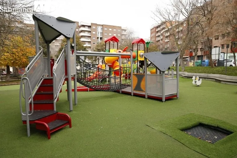 Nuevos juegos infantiles en el parque Picasso. Foto de David Sañudo