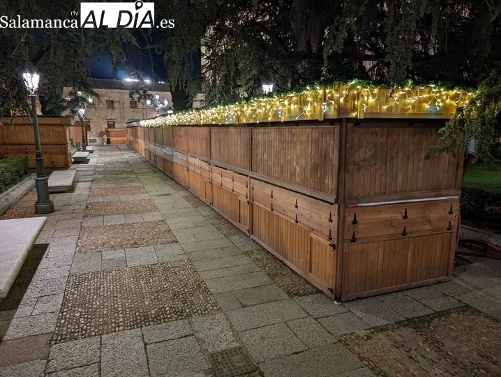 Las casetas del Mercado Navideño ya se dejan ver en la Plaza de Anaya  | FOTOS: David Sañudo 