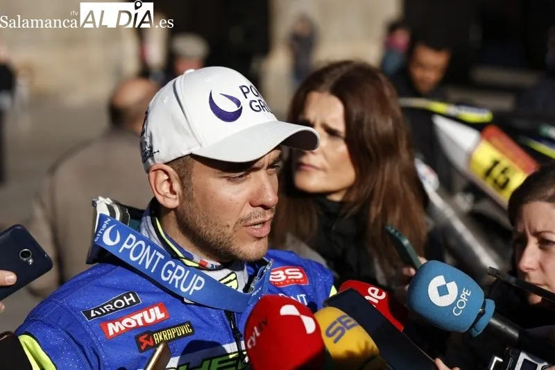 El piloto salmantino Lorenzo Santolino presenta en la Plaza Mayor la moto y la equipación con las que afronta su sexta participación en el Dakar. Foto de David Sañudo