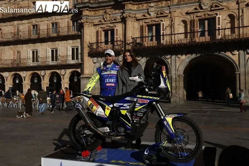 El piloto salmantino Lorenzo Santolino presenta en la Plaza Mayor la moto y la equipación con las que afronta su sexta participación en el Dakar. Foto de David Sañudo