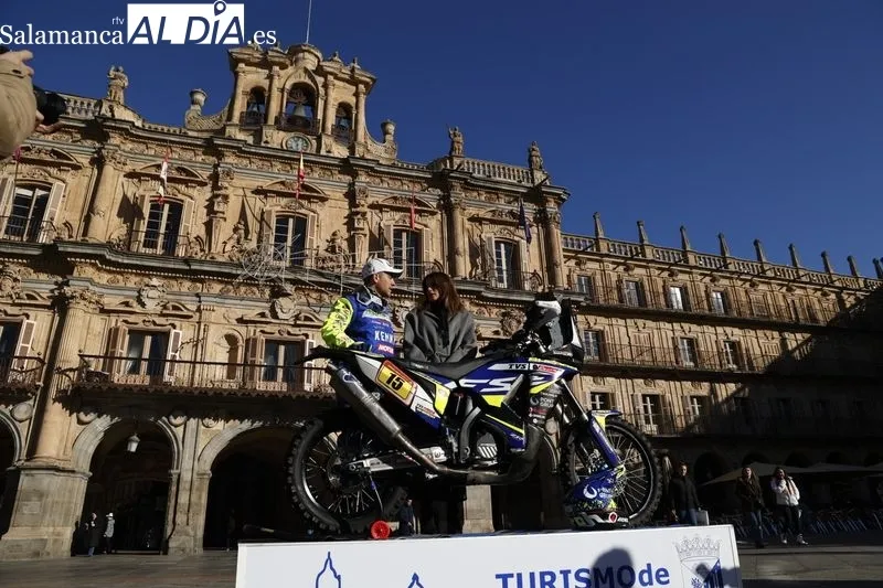 El piloto salmantino Lorenzo Santolino presenta en la Plaza Mayor la moto y la equipación con las que afronta su sexta participación en el Dakar. Foto de David Sañudo