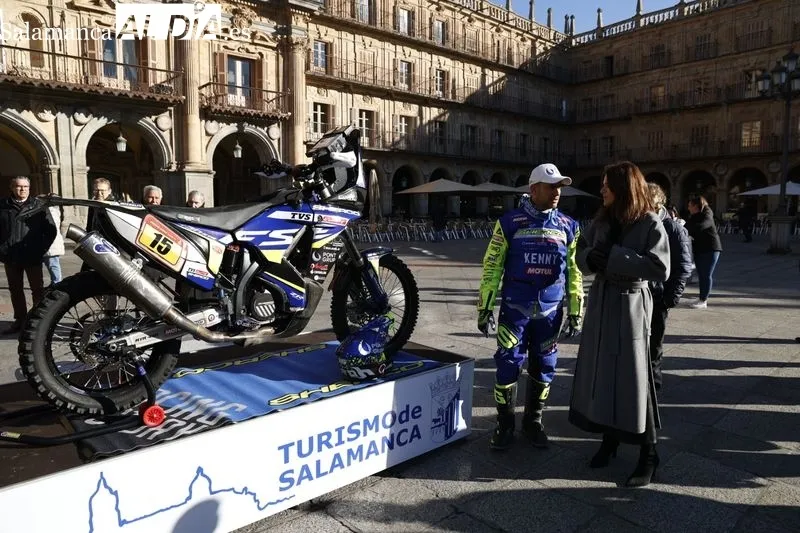 El piloto salmantino Lorenzo Santolino presenta en la Plaza Mayor la moto y la equipación con las que afronta su sexta participación en el Dakar. Foto de David Sañudo