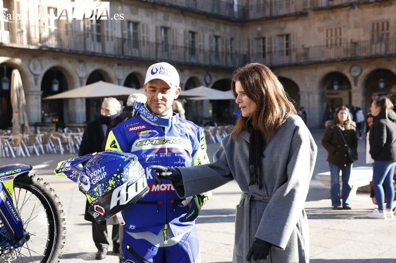 El piloto salmantino Lorenzo Santolino presenta en la Plaza Mayor la moto y la equipación con las que afronta su sexta participación en el Dakar. Foto de David Sañudo