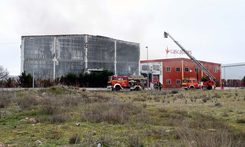Arrasada por un incendio la planta y las oficinas de la empresa Cascajares