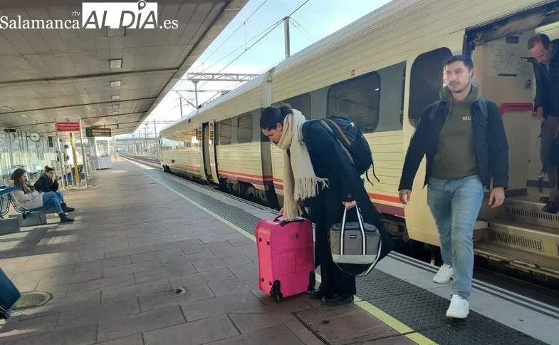 Usuarios del tren Madrid-Salamanca en la estación de la capital salmantina