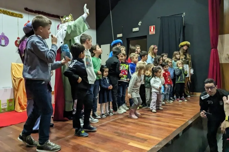 Macotera daba la bienvenida a los Reyes Magos en el Centro Cultural Santa Ana
