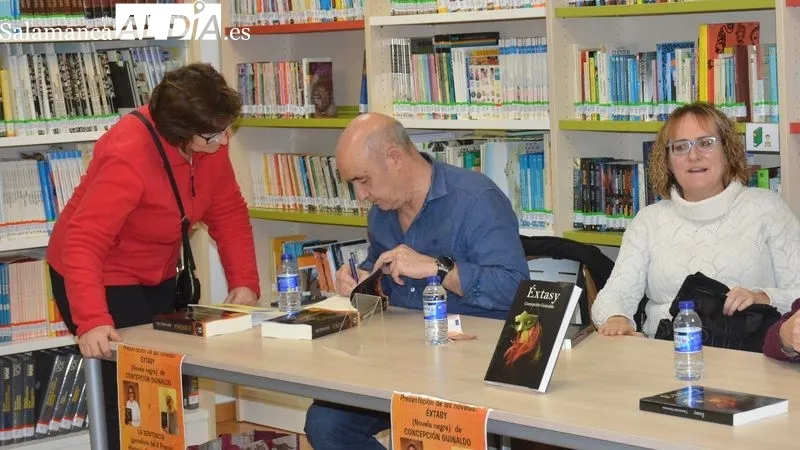 Los escritores en la presentación en la biblioteca municipal
