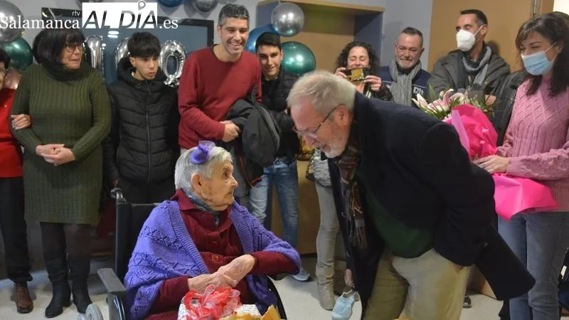 Isabel Hernández celebró su cumpleaños acompañada por las cuidadoras y los residentes, su familia y el Ayuntamiento