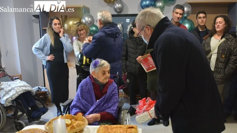 Isabel Hernández celebró su cumpleaños acompañada por las cuidadoras y los residentes, su familia y el Ayuntamiento