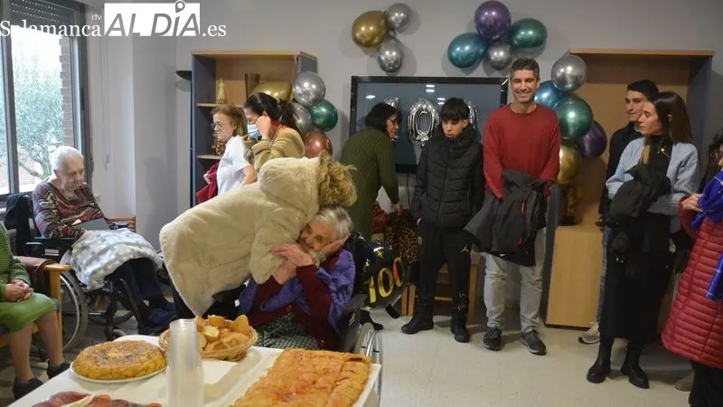 Isabel Hernández celebró su cumpleaños acompañada por las cuidadoras y los residentes, su familia y el Ayuntamiento