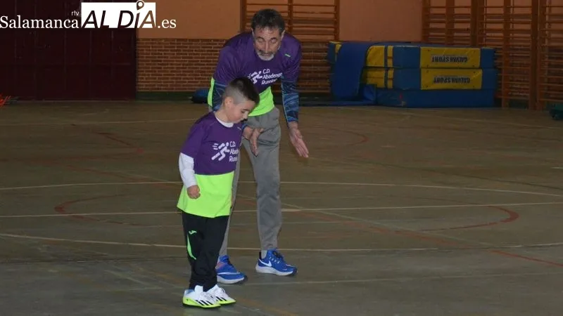 Foto 10 - El entrenador Juan Carlos Fuentes imparte una masterclass al club Abadengo running