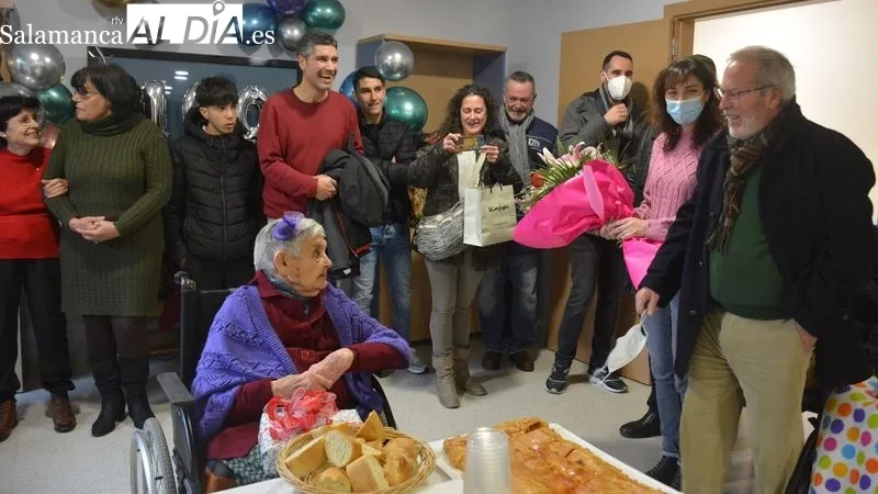 Isabel Hernández celebró su cumpleaños acompañada por las cuidadoras y los residentes, su familia y el Ayuntamiento