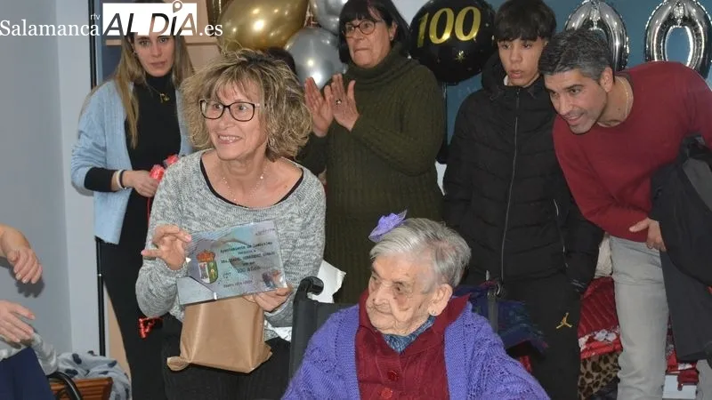 Isabel Hernández celebró su cumpleaños acompañada por las cuidadoras y los residentes, su familia y el Ayuntamiento