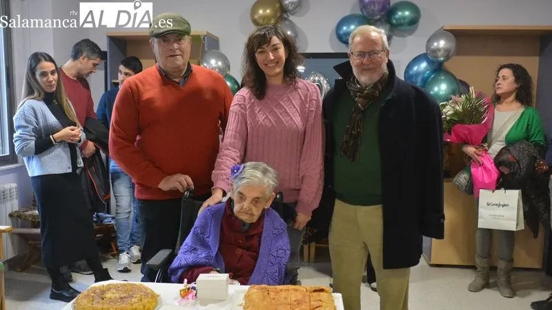 Isabel Hernández celebró su cumpleaños acompañada por las cuidadoras y los residentes, su familia y el Ayuntamiento