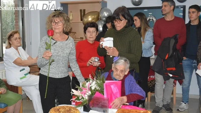 Isabel Hernández celebró su cumpleaños acompañada por las cuidadoras y los residentes, su familia y el Ayuntamiento