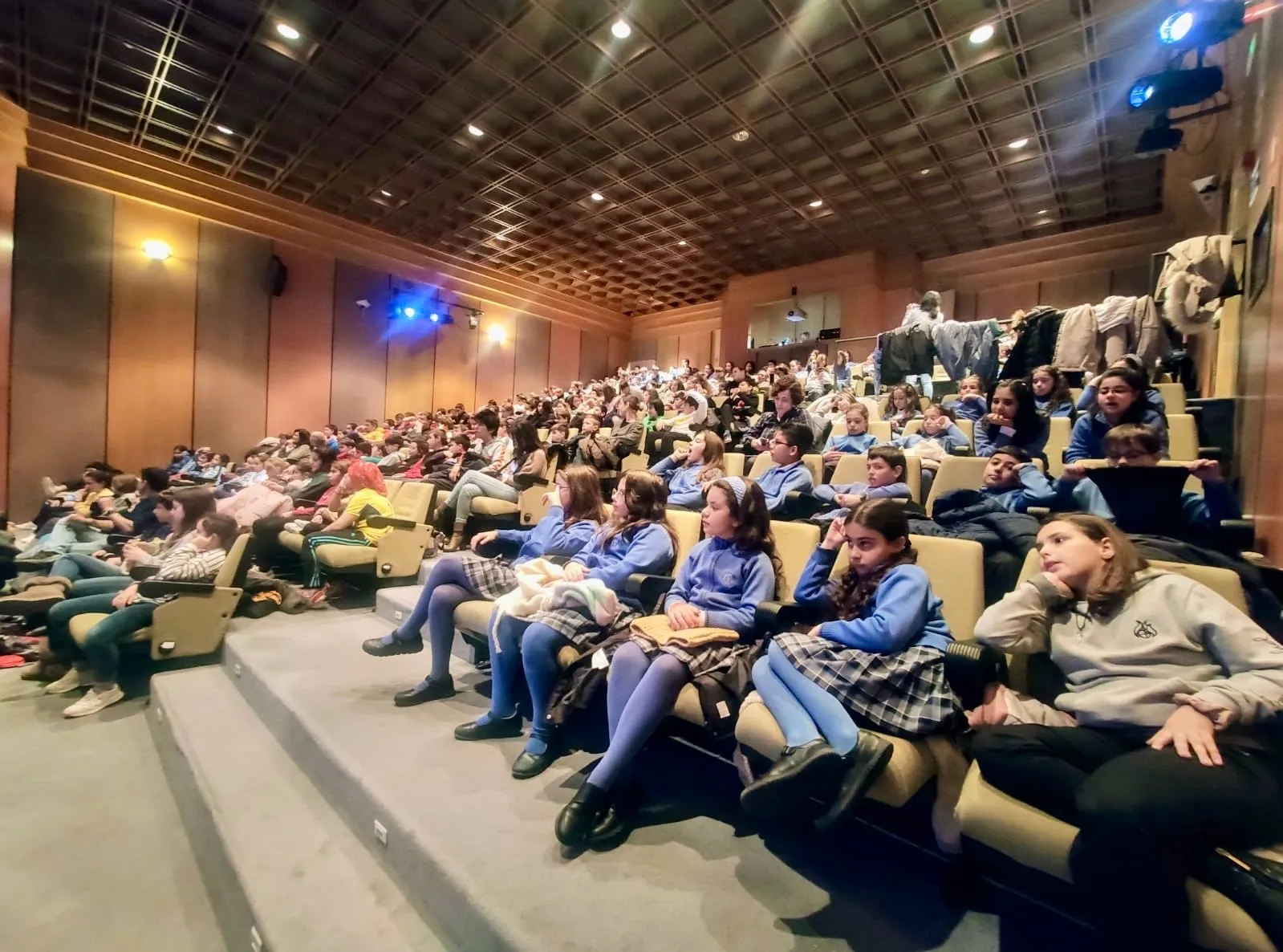 El Teatro del CDS acogía la presentación de la película ‘Burujú, el último unicornio’ junto a escolares de los centros educativos de la ciudad