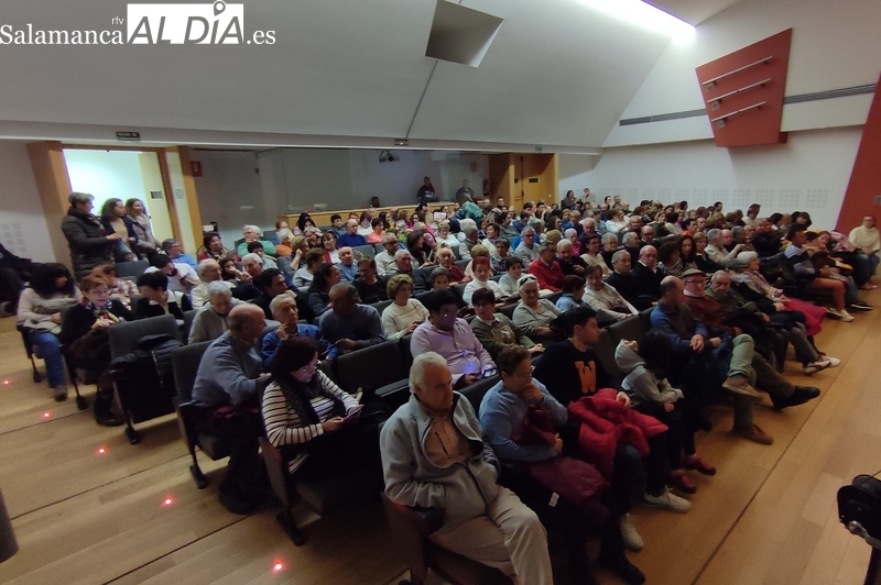 La Lengua Teatro llena el salón de actos del Centro Cultural de Vitigudino con la obra 'Puntila' / CORRAL