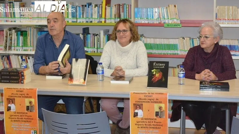 Los escritores en la presentación en la biblioteca municipal