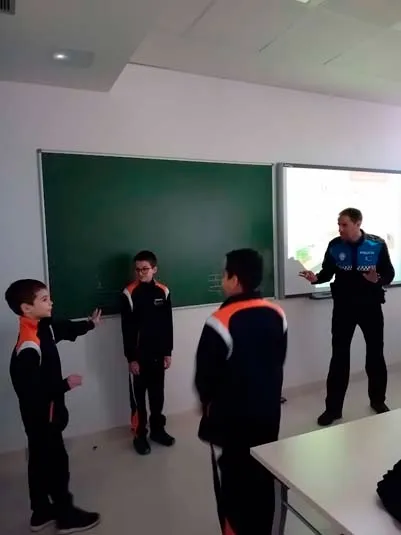 Alumnos del Colegio Antonio Machado conocen en primera persona el trabajo de la Policía Local