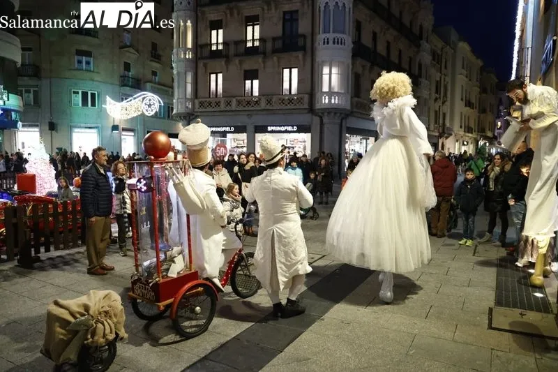 Pasacalles Fantasía Blanca 'Oro viejo' de El Niño Lápiz por el centro de Salamanca. Fotos: David Sañudo