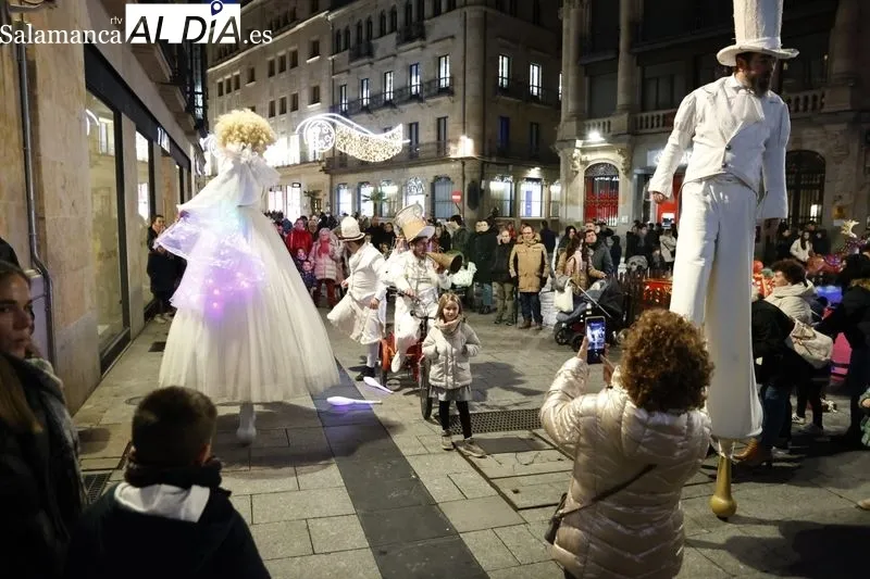 Pasacalles Fantasía Blanca 'Oro viejo' de El Niño Lápiz por el centro de Salamanca. Fotos: David Sañudo