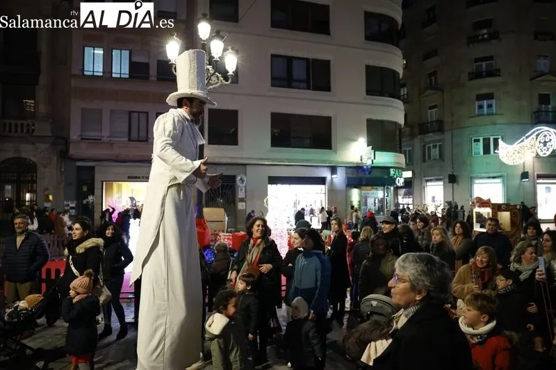 Pasacalles Fantasía Blanca 'Oro viejo' de El Niño Lápiz por el centro de Salamanca. Fotos: David Sañudo