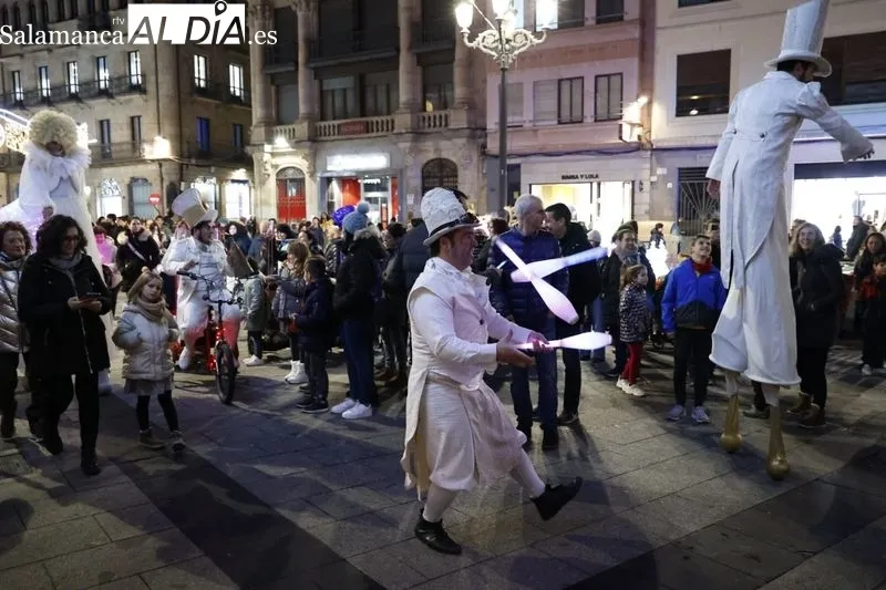 Pasacalles Fantasía Blanca 'Oro viejo' de El Niño Lápiz por el centro de Salamanca. Fotos: David Sañudo