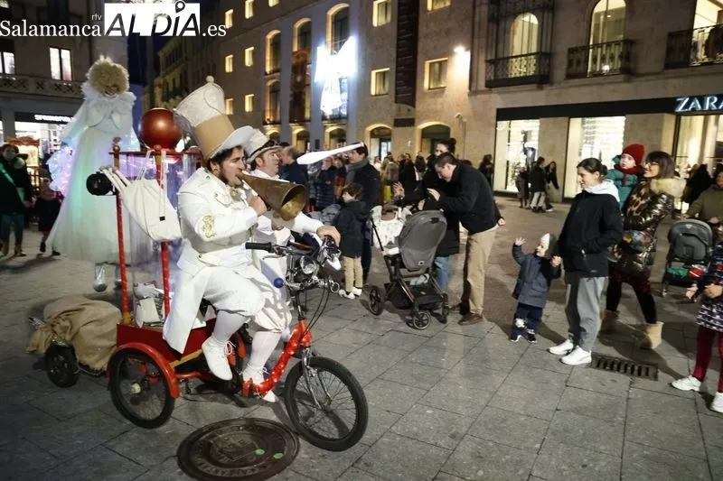 Pasacalles Fantasía Blanca 'Oro viejo' de El Niño Lápiz por el centro de Salamanca. Fotos: David Sañudo